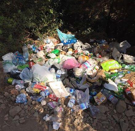Cala del Leone? No, dei rifiuti... Su Fb: «Vergogna»