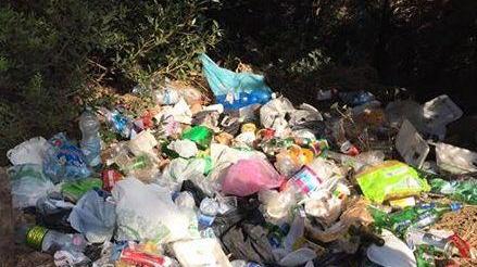 Cala del Leone? No, dei rifiuti... Su Fb: «Vergogna»