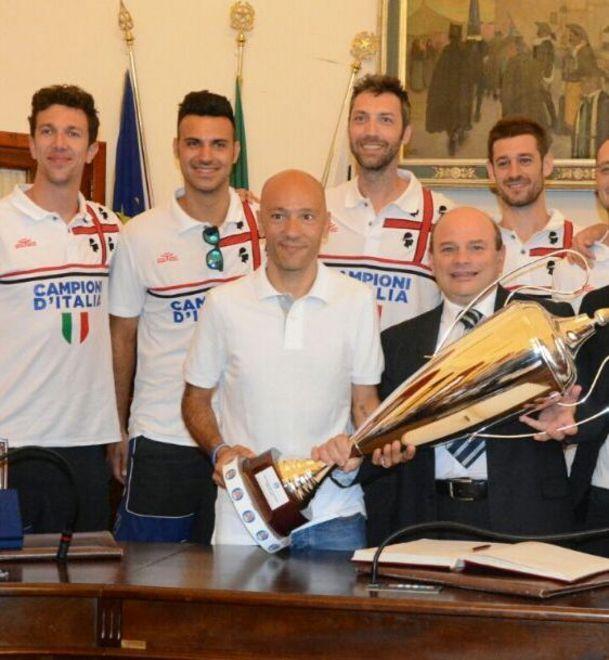 «Dài Brian, stasera esci con noi così le ragazze ci si attaccano...»