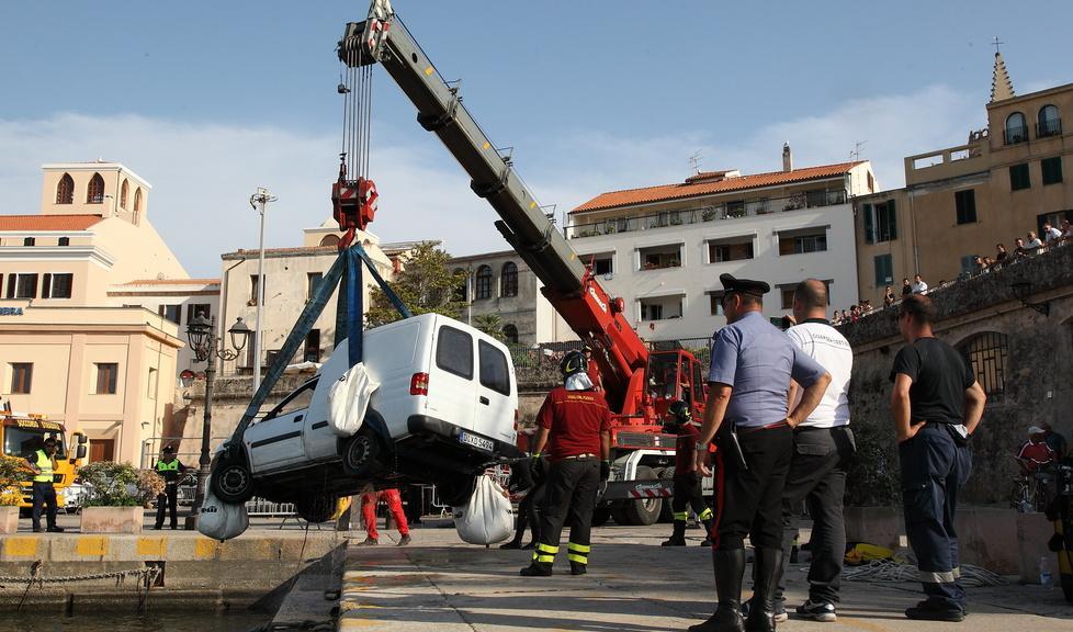 S’incatena nell’auto e si lancia in mare: muore un pescatore 