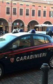 Minaccia un passante e lo rapina 