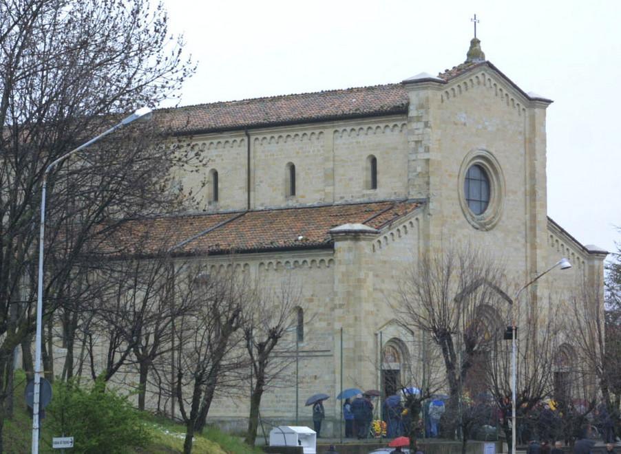 Crisi d’asma in chiesa mentre domanda la messa per un lutto 