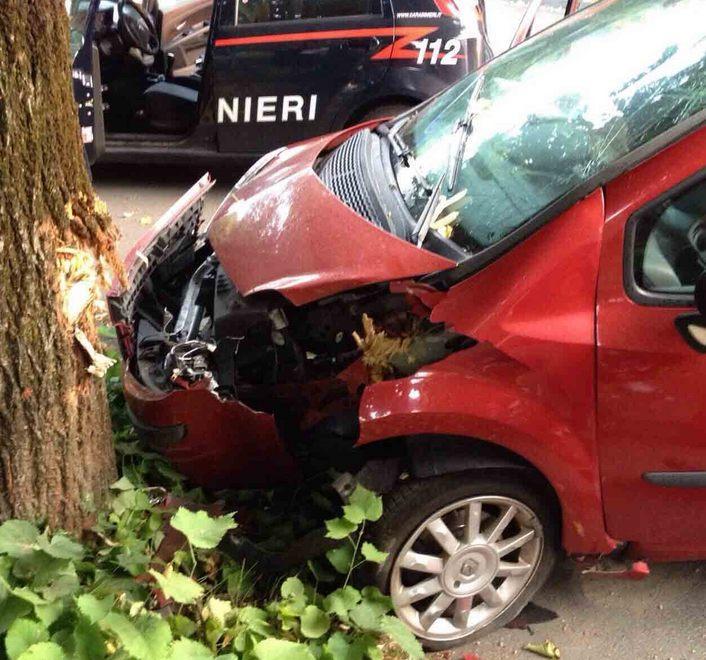 Schianto contro un albero pensionato muore in auto 