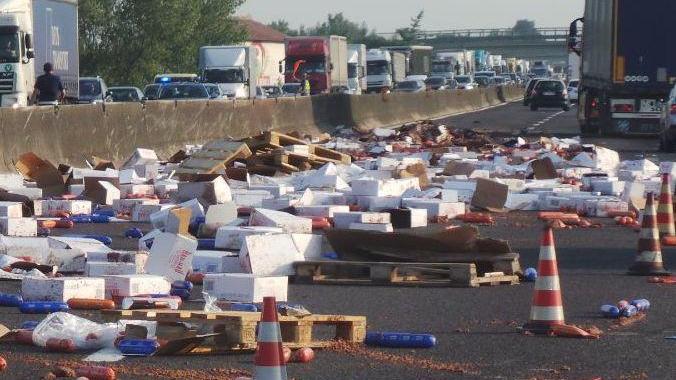 Camion rovescia il carico, A13 in tilt