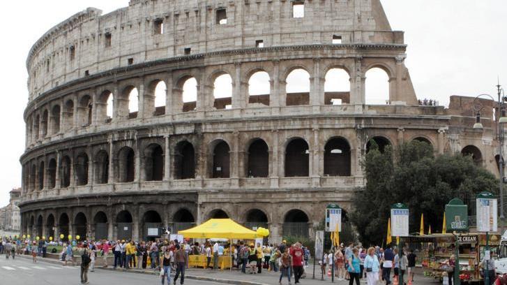 Bandito anche il Colosseo su Facebook