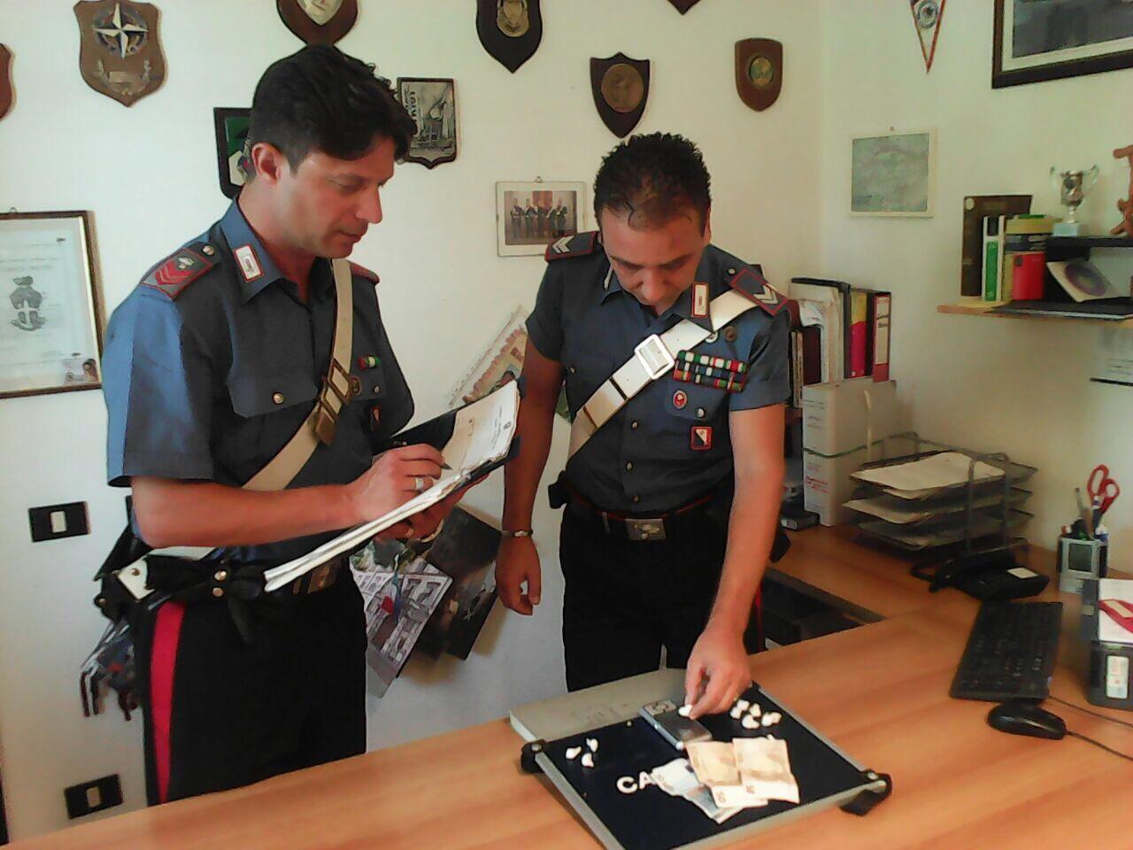 I carabinieri con la droga e i soldi recuperati