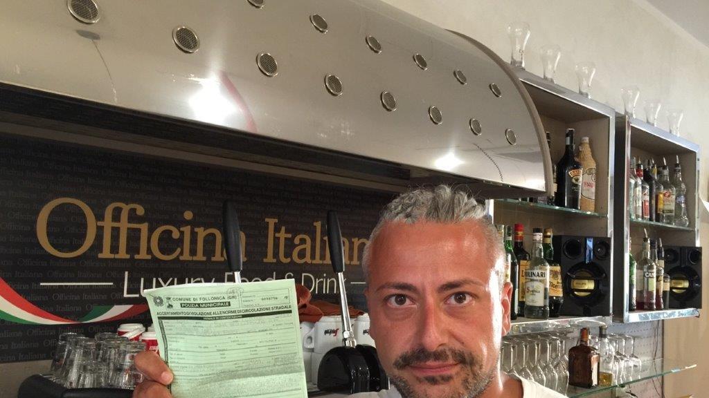 Roberto Di Meo mostra uno dei verbali a carico del suo bar