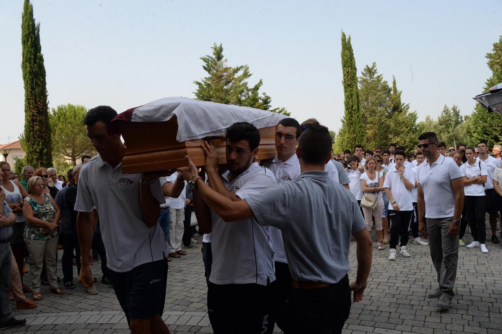La bara portata a spalla dagli ex allievi di Marrucci (foto Silvi)