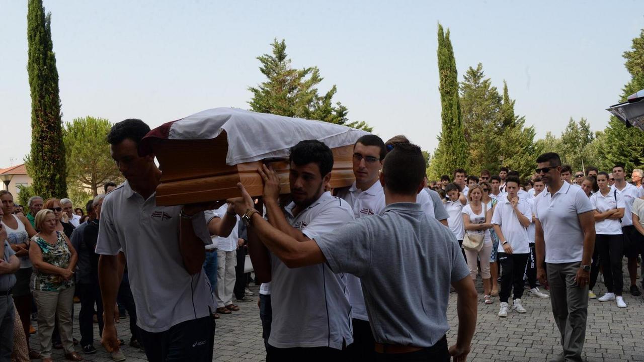 La bara portata a spalla dagli ex allievi di Marrucci (foto Silvi)