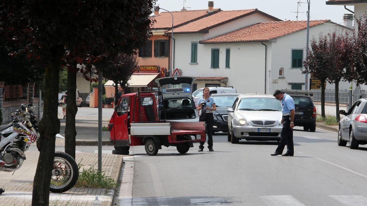I rilievi dei vigili urbani in via Empolese (foto Nucci)