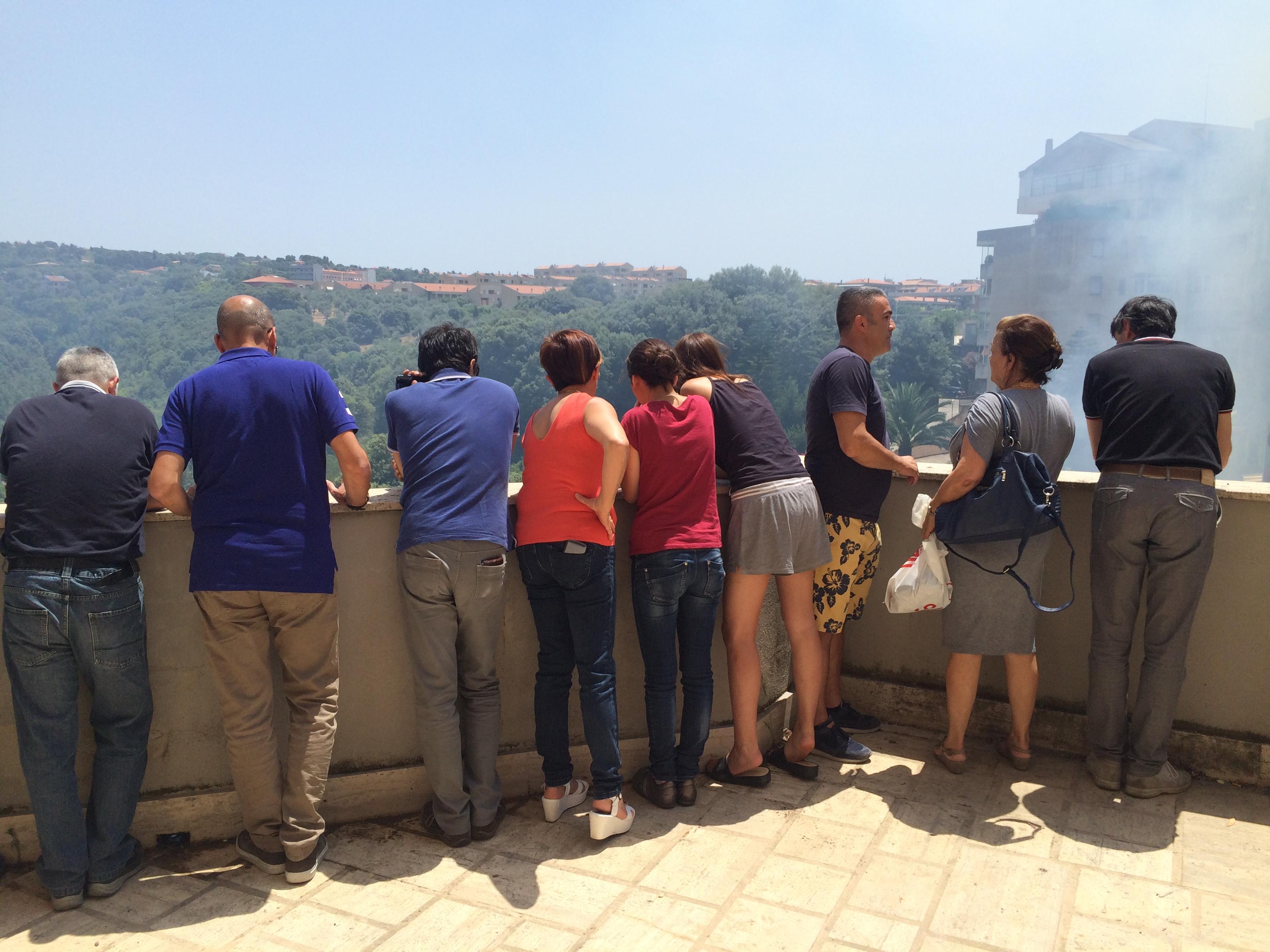 Sassari, grosso incendio a Luna e Sole: minacciate le case in via Addis
