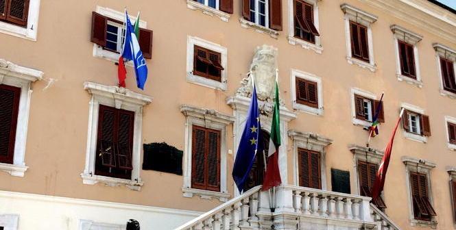 Via la bandiera della Grecia dal Comune 