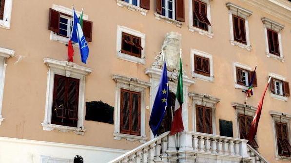 Via la bandiera della Grecia dal Comune