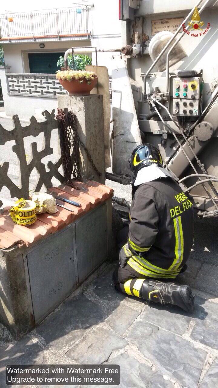 L'intervento dei vigili del fuoco per tamponare la fuga di gas
