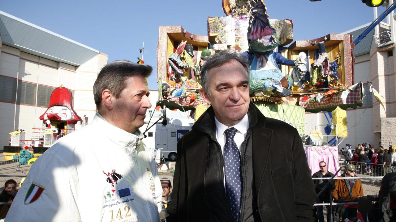 Il commissario della Fondazione Carnevale Stefano Pozzoli con il presidente della Regione Toscana Enrico Rossi