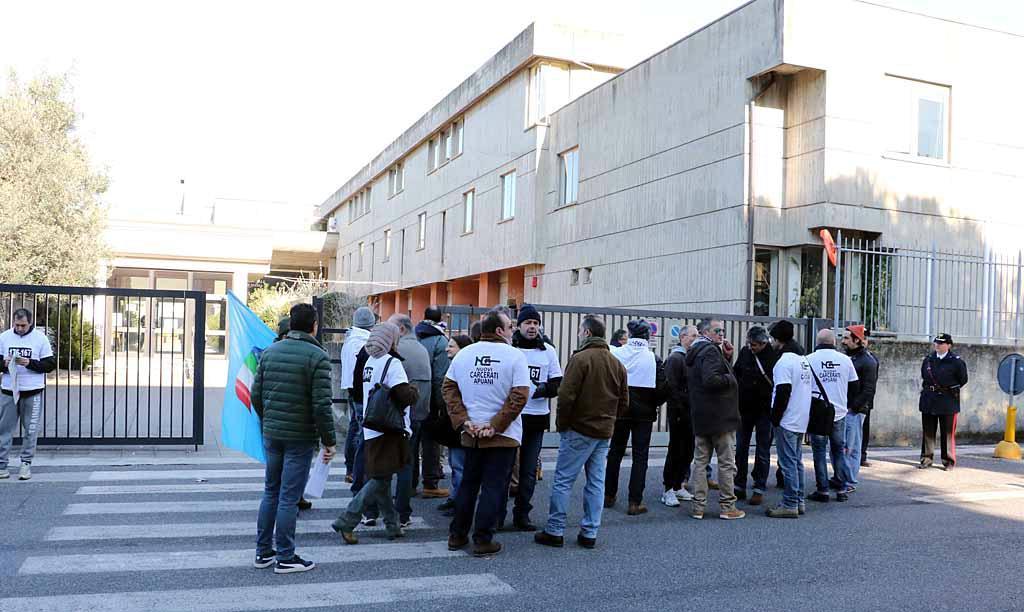Il picchetto delle tute blu davanti al tribunale