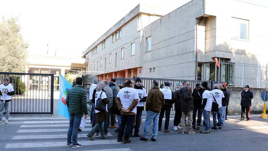 Il picchetto delle tute blu davanti al tribunale