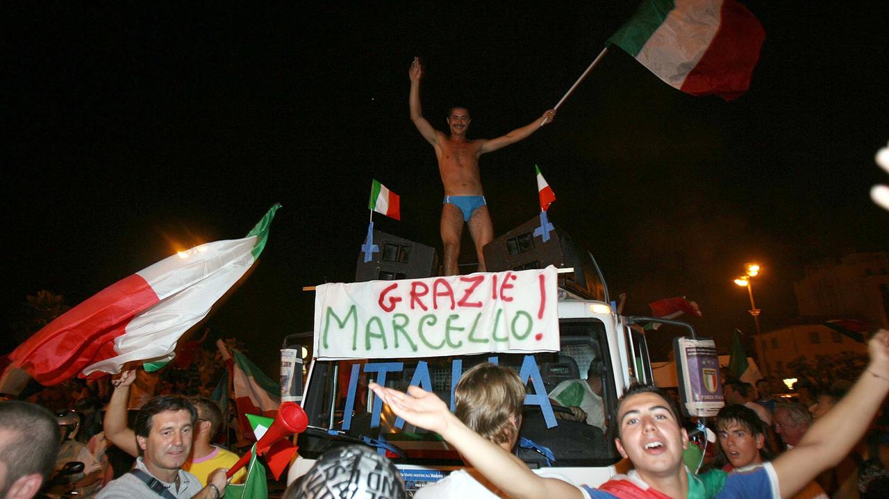 Viareggio, Italia mondiali 2006 - Esplode la gioia di "Lippi city"