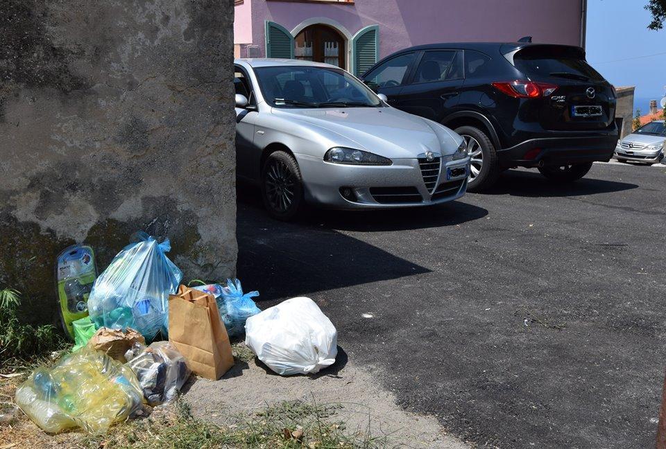 Rifiuti sulla strada (foto postata su Facebook da Vincenzo Anselmi)