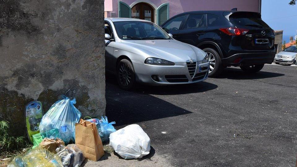 Rifiuti sulla strada (foto postata su Facebook da Vincenzo Anselmi)
