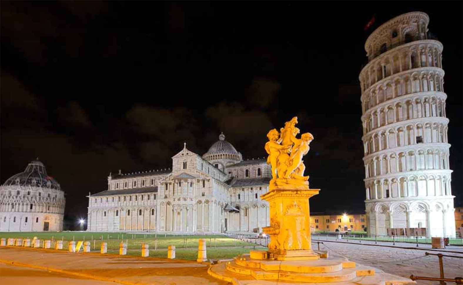 Piazza dei Miracoli fotografata di notte da Fabio Muzzi
