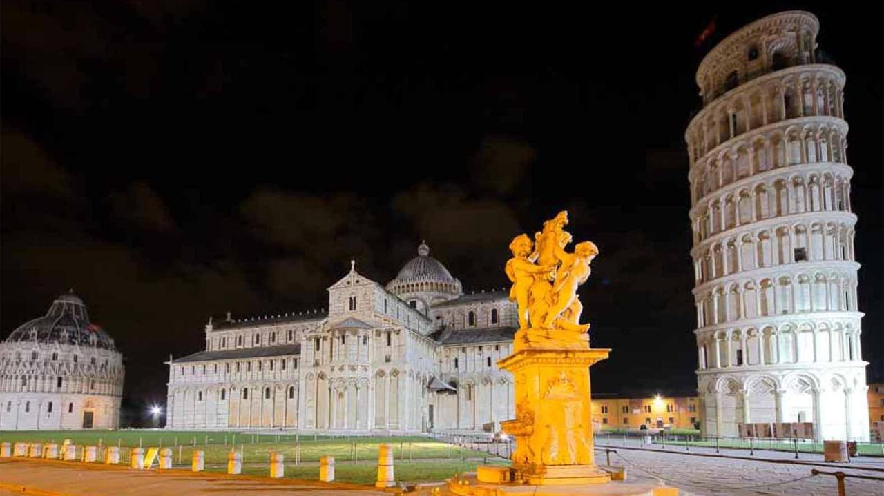Piazza dei Miracoli fotografata di notte da Fabio Muzzi
