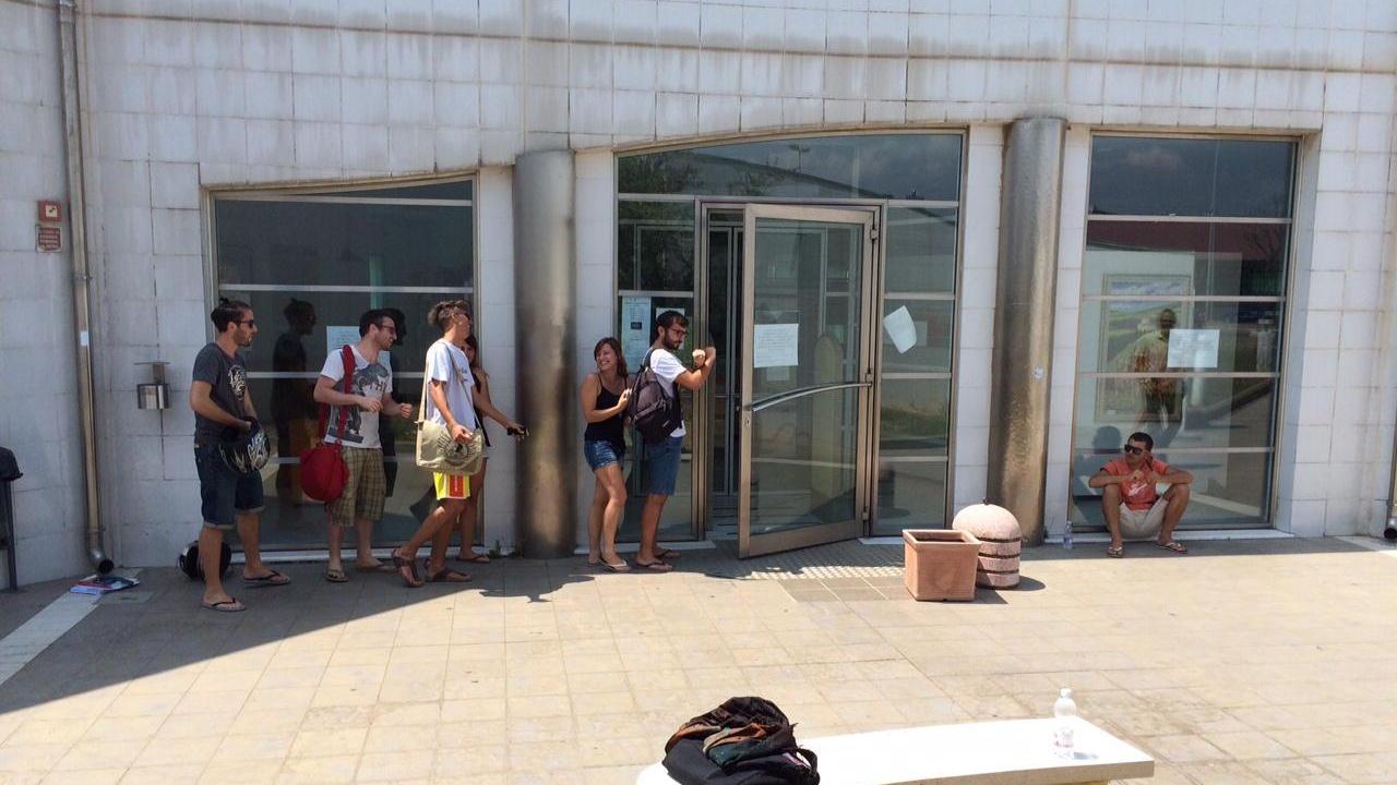 Alcuni ragazzi rimasti fuori dalla biblioteca comunale di Cecina