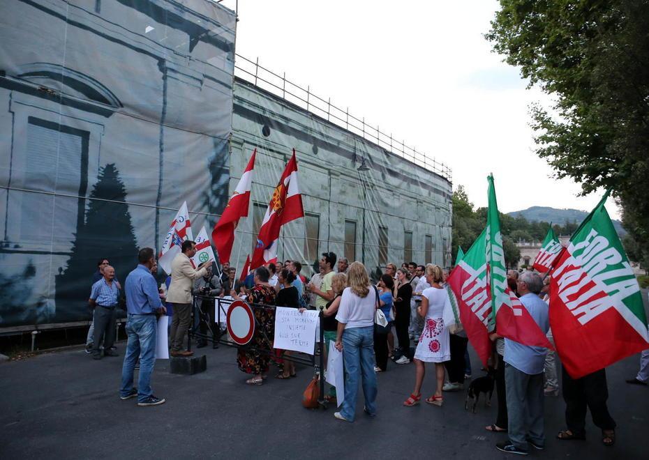 La tappa di fronte al cantiere chiuso delle Leopoldine (Foto Nucci)