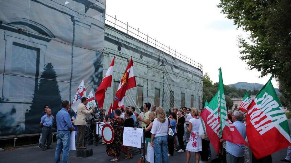 La tappa di fronte al cantiere chiuso delle Leopoldine (Foto Nucci)