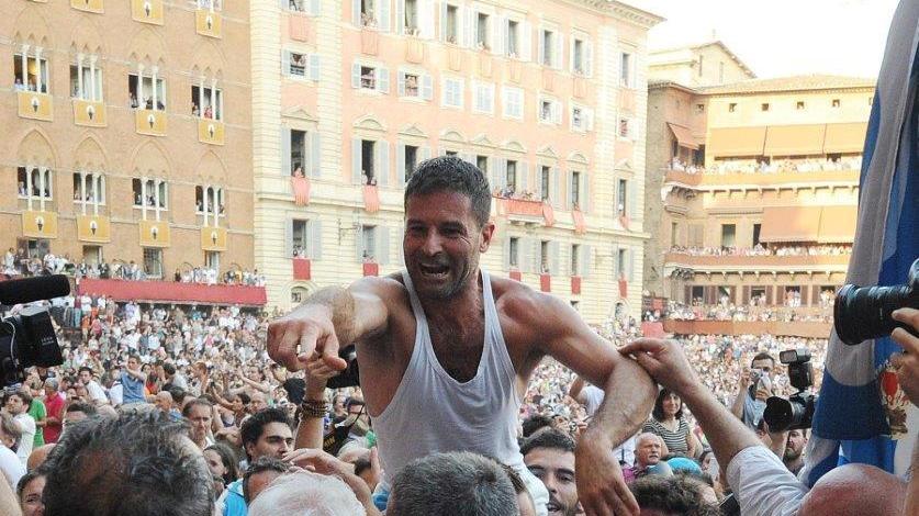 Il fantino Luigi Bruschelli, detto Trecciolino, in una immagine del 2 luglio 2012