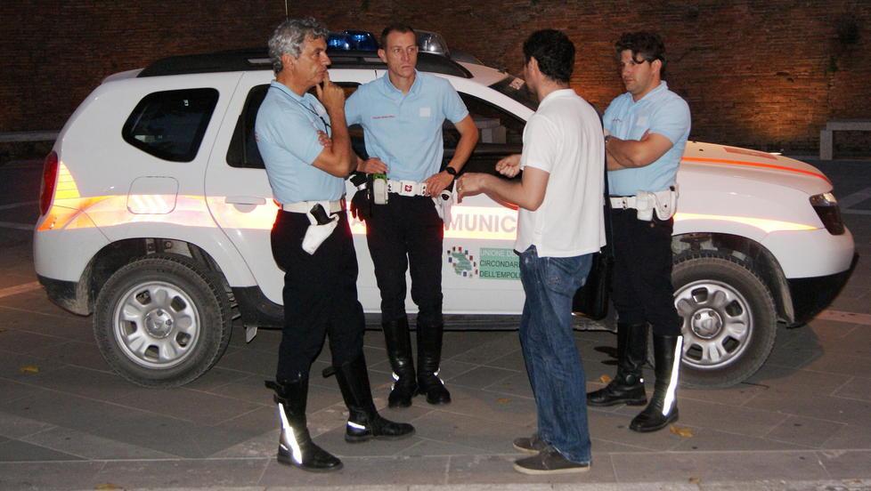 Guerra con multe e carroattrezzi alla sosta selvaggia in centro alto 