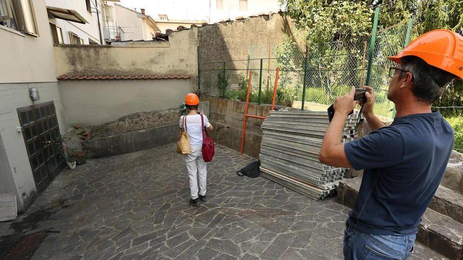 Travolto dal ponteggio mentre scarica il camion