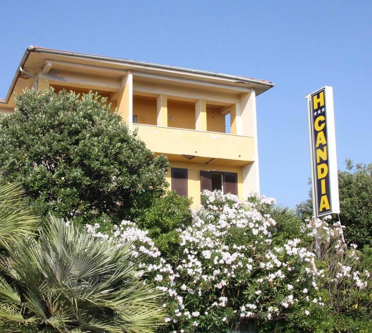 Sigilli all’hotel Candia «Va sgombrato e ripulito» 