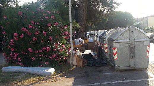 Rifiuti abbandonati a Marina
