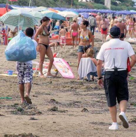 Lo arrestano per resistenza e scoprono che ha 43 nomi 