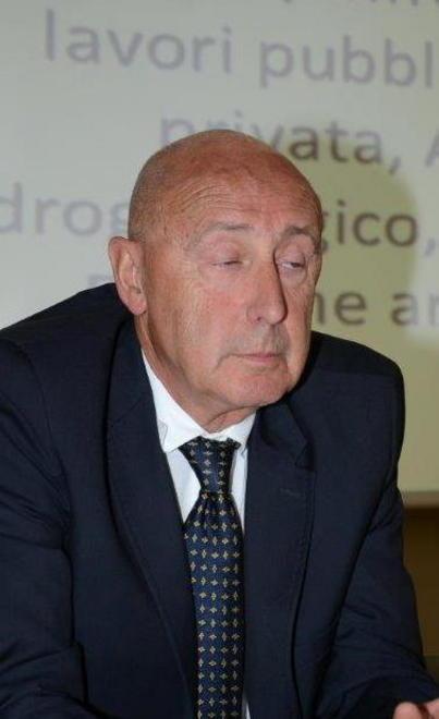 Buche e voragini: l’asfalto delle strade ridotto a groviera 