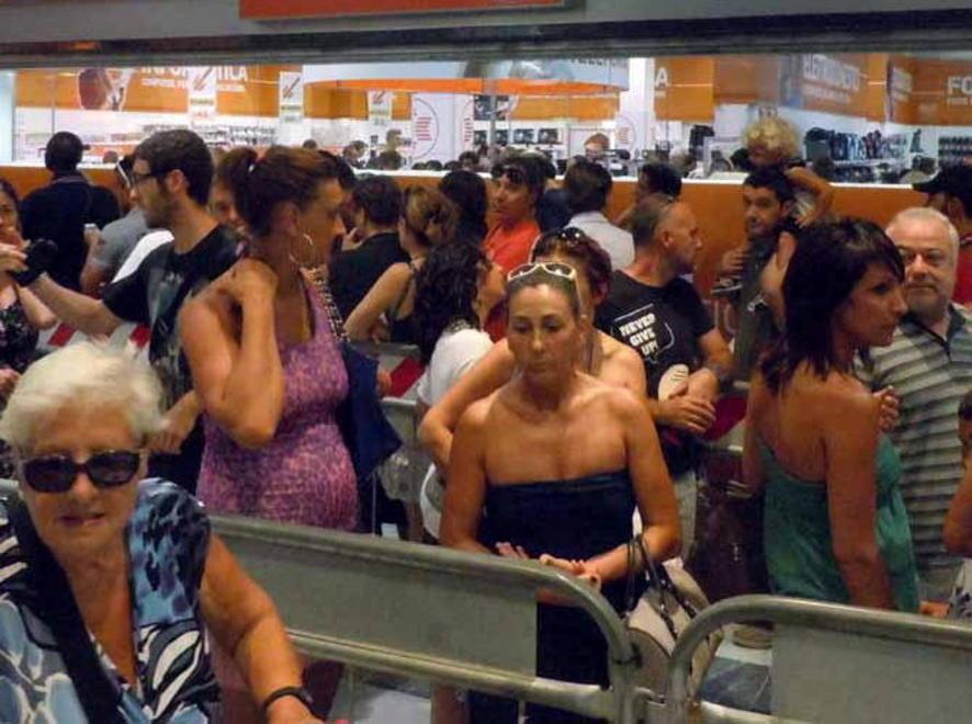 Coda alle casse e caldo: i disagi della spesa all’ora di cena