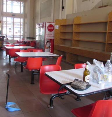 Il bar della stazione ora è chiuso 