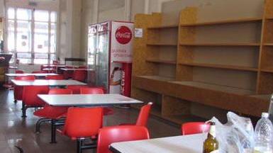 Il bar della stazione ora è chiuso