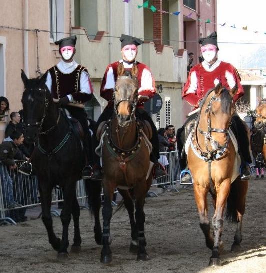 Sabato sesta corsa alla stella: i cavalieri in maschera
