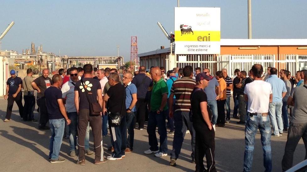 Gli operai bloccano la portineria mare