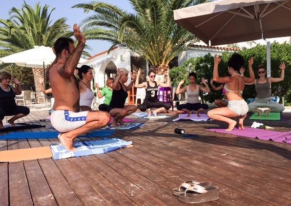 Scoppia in città la mania delle lezioni di yoga in spiaggia