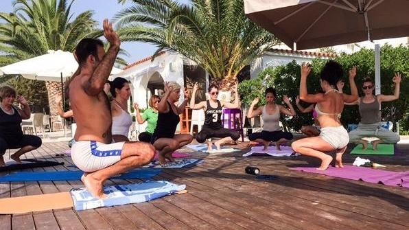 Scoppia in città la mania delle lezioni di yoga in spiaggia