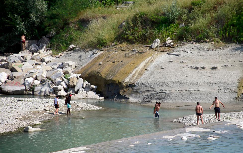 Si butta nel fiume e si ferisce: salvato dai vigili del fuoco