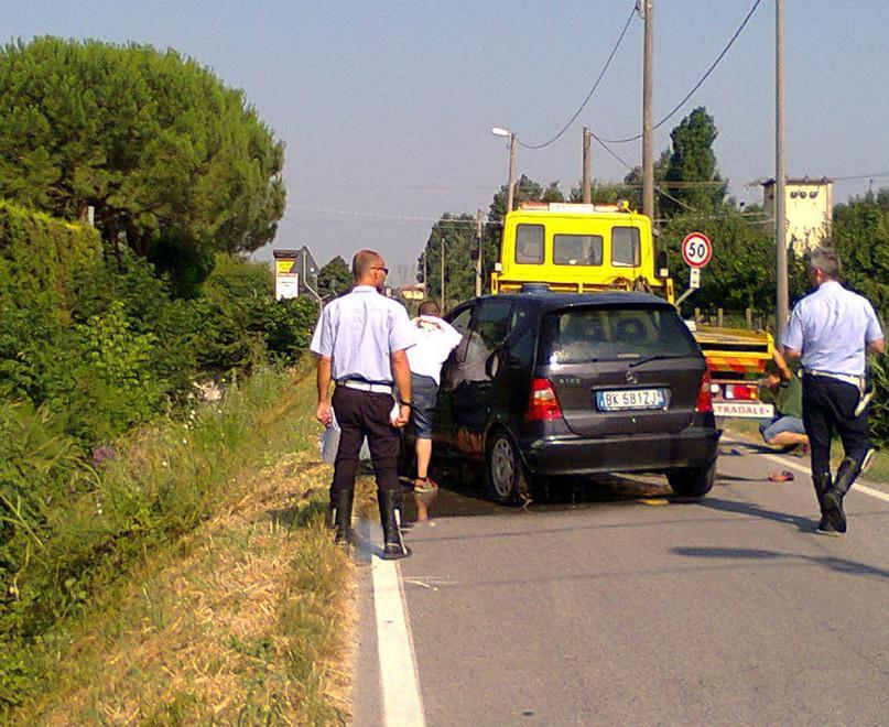 Carabiniere la salva dopo lo schianto 