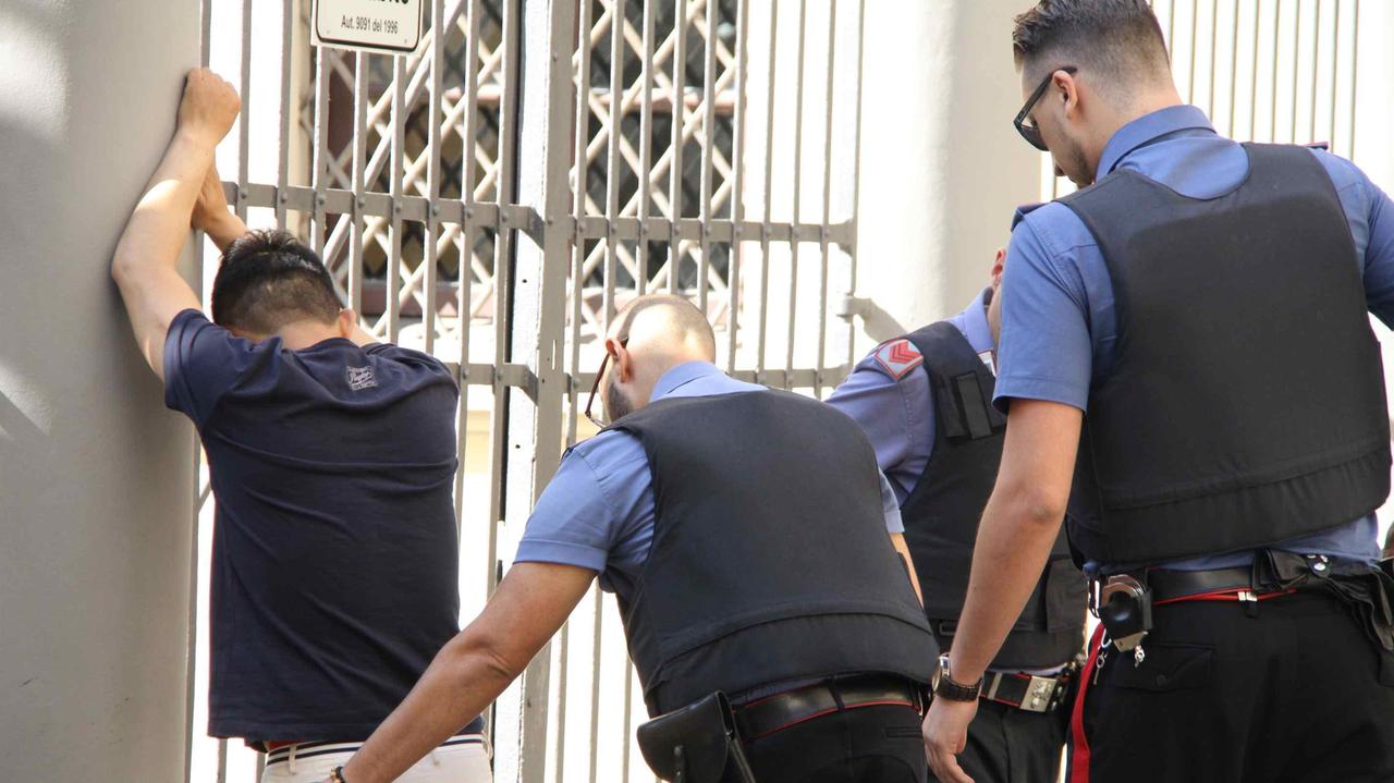 Nuova rissa in centro, spuntano una pistola e una mannaia