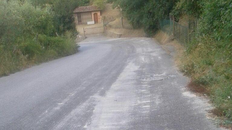 Un tratto di via Collatini in cui si è verificato la perdita di sostanze da alcuni camion