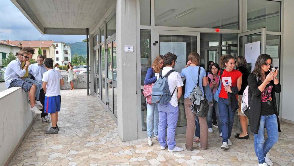Studenti davanti al Liceo scientifico "Duca d'Aosta" in una foto d'archivio