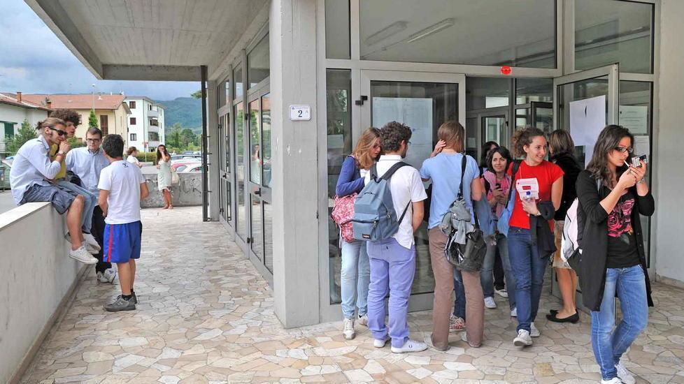 Studenti davanti al Liceo scientifico "Duca d'Aosta" in una foto d'archivio