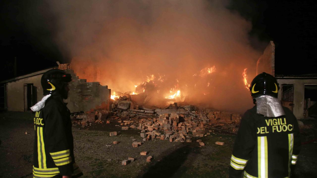 Le fiamme distruggono un fienile